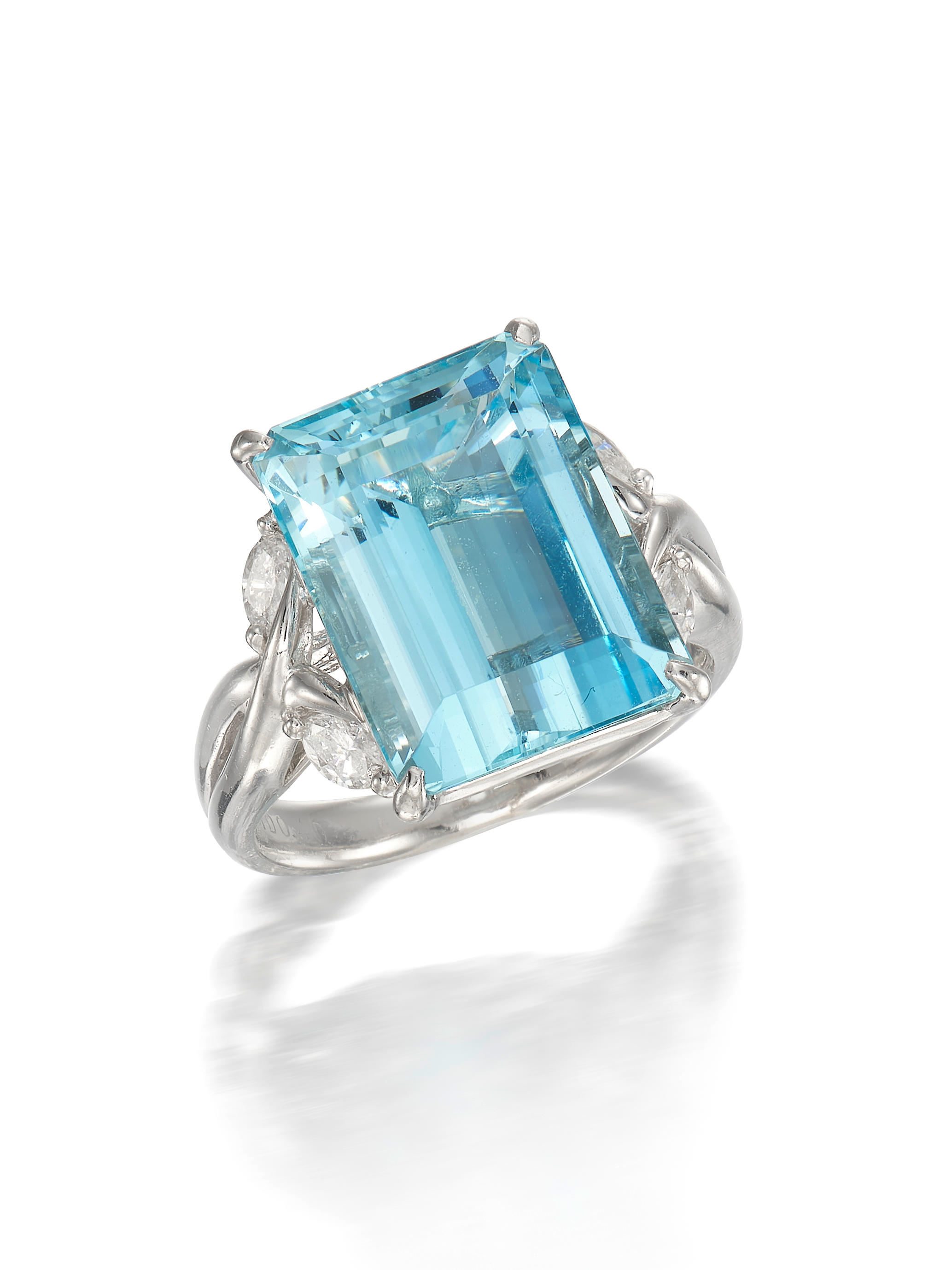 Bonhams : AQUAMARINE AND DIAMOND RING