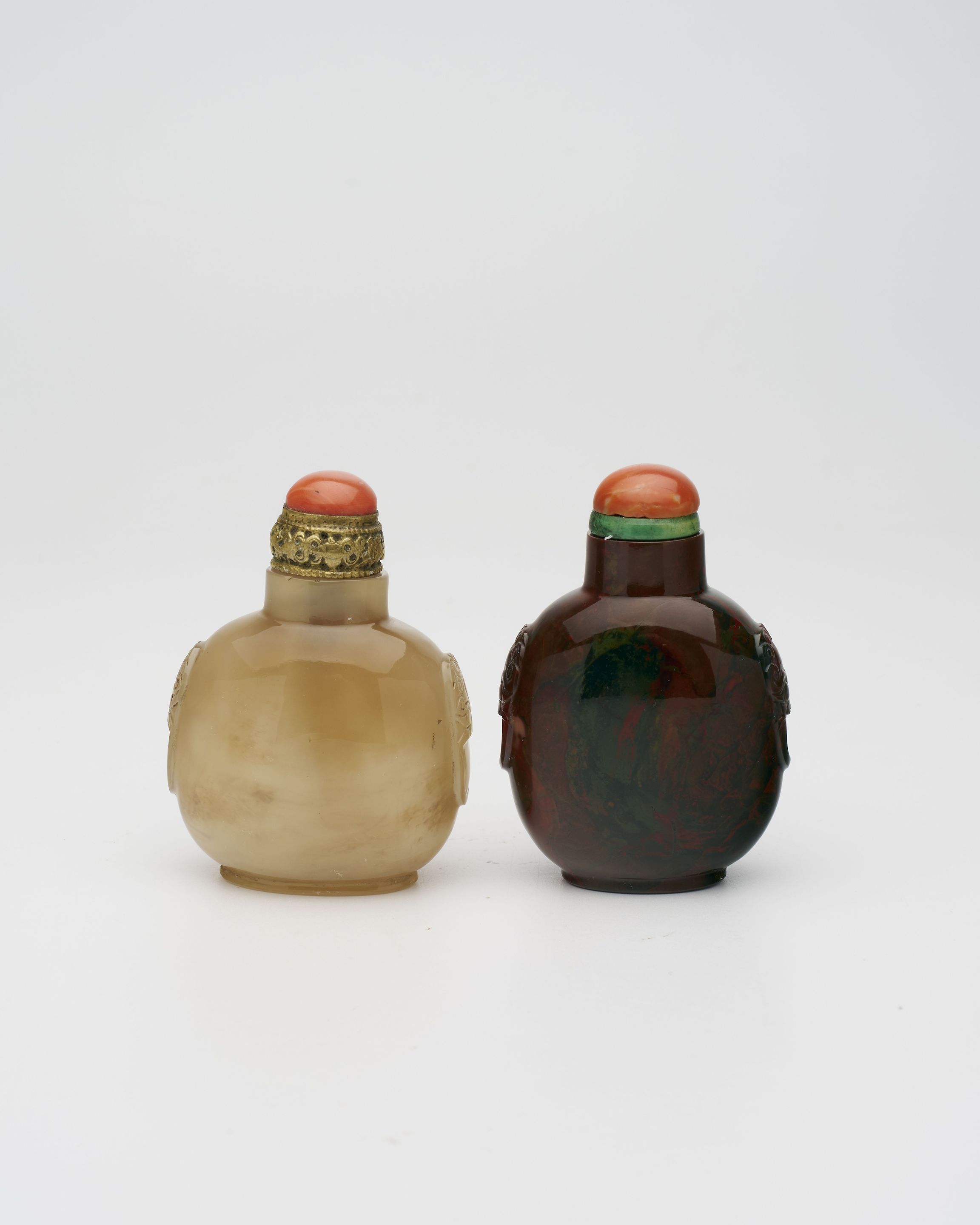 A JASPER AND AN AGATE SNUFF BOTTLE 19th/20th century