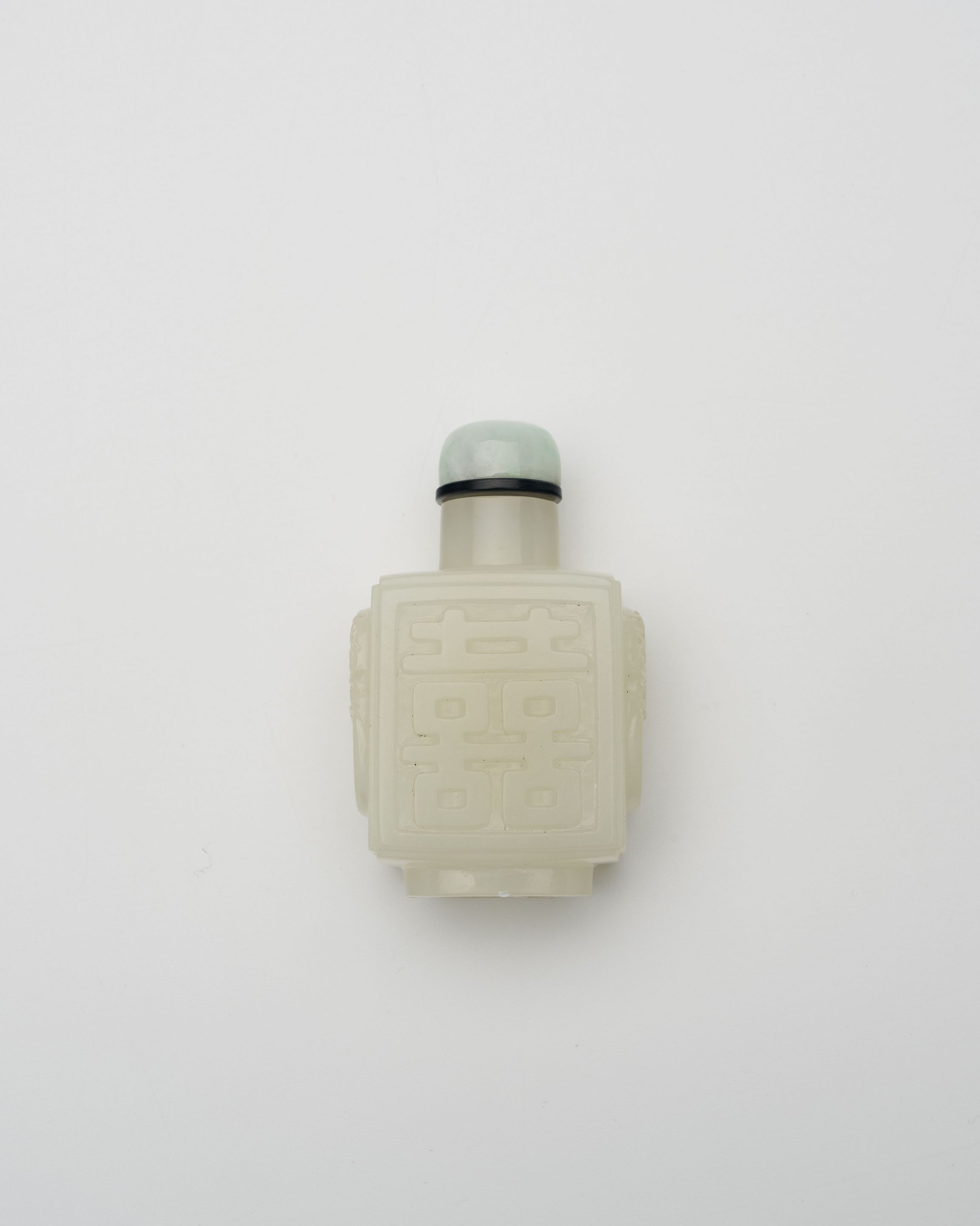 A WHITE JADE 'DOUBLE HAPPINESS' SNUFF BOTTLE 18th/19th century
