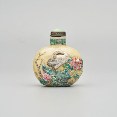 A BISCUIT PORCELAIN 'EGRET AND LOTUS' SNUFF BOTTLE 19th century