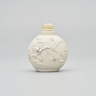A MOULDED BISCUIT PORCELAIN 'DRAGON' SNUFF BOTTLE Guangxu Period