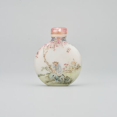 A FAMILLE ROSE ENAMELLED MILKY GLASS SNUFF BOTTLE Qianlong four-character mark, Republic Period