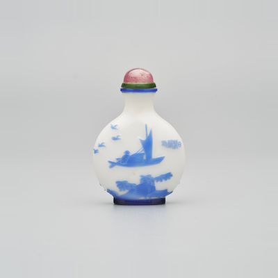 A BLUE OVERLAY WHITE GLASS 'BOATING' SNUFF BOTTLE Attributed to Yangzhou School, late Qing Dynasty