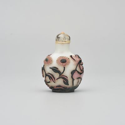 A MULTI-COLOUR OVERLAY WHITE GLASS 'FLOWERS' SNUFF BOTTLE 1750-1850