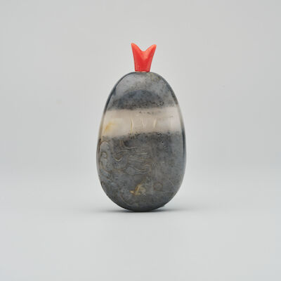 A BLACK AND WHITE JADE PEBBLE 'DRAGON' SNUFF BOTTLE 19th century