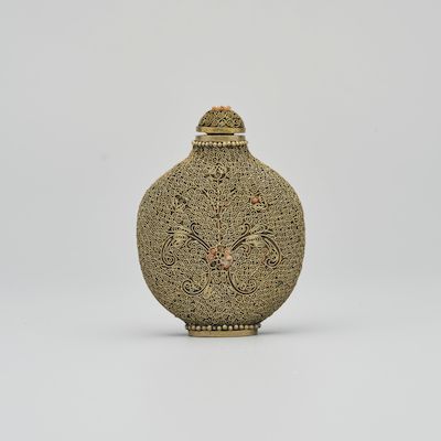 A COPPER FILIGREE SNUFF BOTTLE Mid 20th century