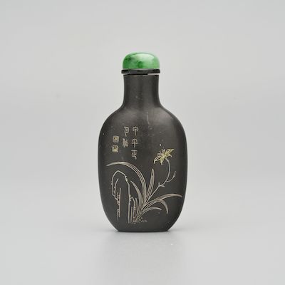 AN INSCRIBED SILVER AND GOLD-INLAID LACQUER SNUFF BOTTLE Dated by inscription jiawu year, 1894