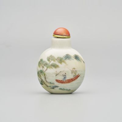 A FAMILLE ROSE 'FISHERMEN' SNUFF BOTTLE 19th century