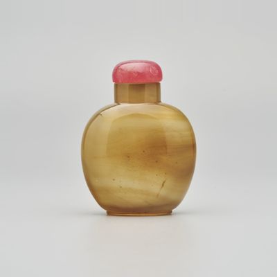 A CHALCEDONY AGATE SNUFF BOTTLE 19th century