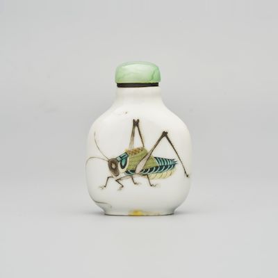 AN ENAMELLED PORCELAIN 'CRICKET' SNUFF BOTTLE 19th century