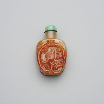 A JADEITE SNUFF BOTTLE WITH MALACHITE Late Qing Dynasty