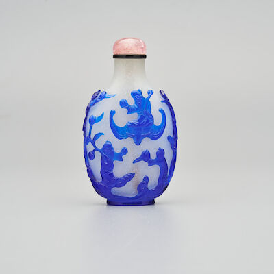 A BLUE OVERLAY TRANSLUCENT GLASS 'THE GOD OF LONGEVITY' SNUFF BOTTLE 1750-1850