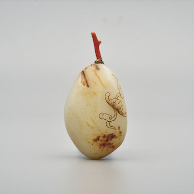 A WHITE AND RUSSET JADE PEBBLE-SHAPED SNUFF BOTTLE 19th/20th century