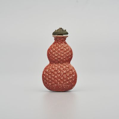 A MOULDED IRON-RED-GLAZED 'GOURD' SNUFF BOTTLE IMITATING LACQUER Mid Qing Dynasty