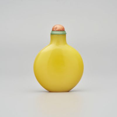 AN IMPERIAL-YELLOW GLASS SNUFF BOTTLE 1750-1850
