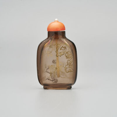 A GILT-DECORATED SMOKY QUARTZ 'CRANE AND PINE' SNUFF BOTTLE 18th/19th century