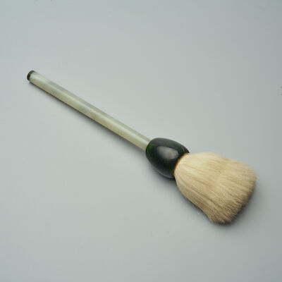 A GREEN AND SPINACH JADE BRUSH The jade Qing Dynasty