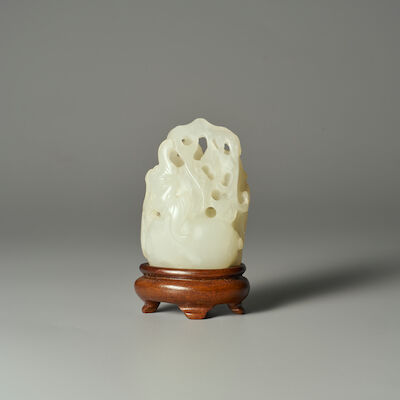 A WHITE JADE 'BAT AND GOURD' PENDANT 19th/20th century