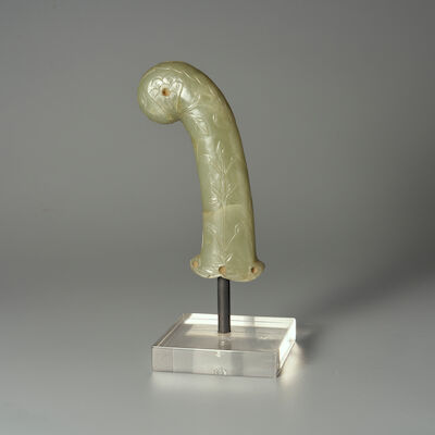 A GREEN JADE HILT Mughal, 19th century