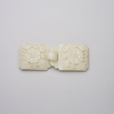A WHITE JADE TWO-PART 'FLORAL' BELT BUCKLE 18th/19th century