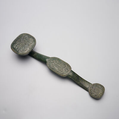 A SPINACH JADE 'BAT AND SHOU CHARACTER' RUYI Late Qing Dynasty
