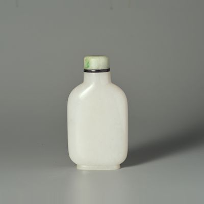 A WHITE JADE SNUFF BOTTLE 18th/19th century