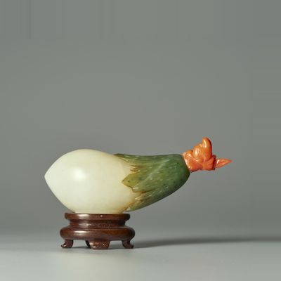 A WHITE AND SPINACH-GREEN JADE AUBERGINE-SHAPED SNUFF BOTTLE 18th/19th century