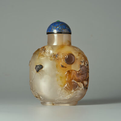 A SHADOW AGATE 'MONKEY AND DEER' SNUFF BOTTLE The Stevens Deer Master, Official School, 1750-1850