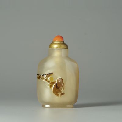 A CHALCEDONY SHADOW AGATE 'MONKEY AND PEACH' SNUFF BOTTLE 18th/19th century