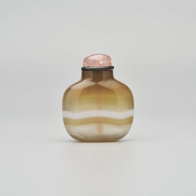 A BANDED AGATE SNUFF BOTTLE 18th/19th century