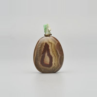 A CONCENTRIC AGATE 'PEBBLE' SNUFF BOTTLE Late Qing Dynasty