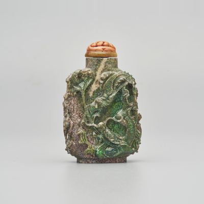A BOULDER OPAL 'DRAGON' SNUFF BOTTLE 20th century