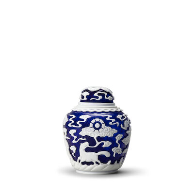 A WHITE OVERLAY BLUE GLASS 'MYTHICAL BEAST' JAR AND COVER Qianlong (3)