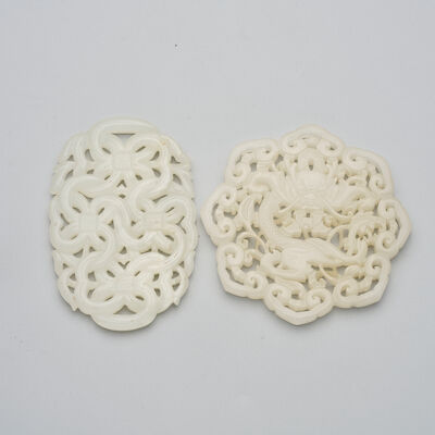 A WHITE JADE 'DRAGON' AND A 'KNOT' MEDALLION Qing Dynasty (2)