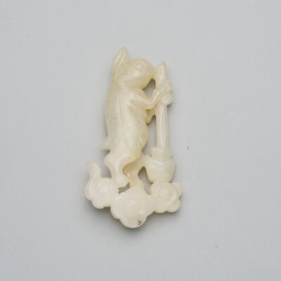 A WHITE JADE 'JADE RABBIT' TOGGLE