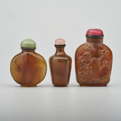 THREE CHALCEDONY AGATE SNUFF BOTTLES 19th/20th century (3)