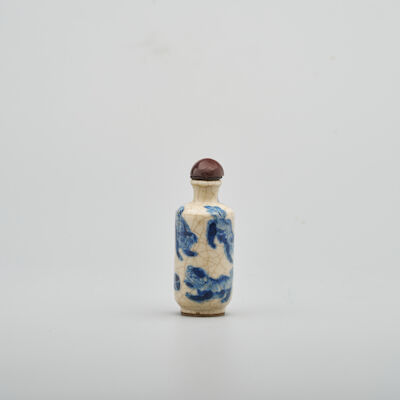 A SOFT PASTE BLUE AND WHITE 'BUDDHIST LIONS' SNUFF BOTTLE Late Qing dynasty