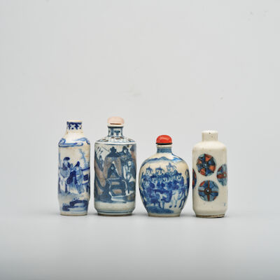 FOUR BLUE AND WHITE SNUFF BOTTLES Qianlong and Yongzheng marks, 19th/20th century (4)