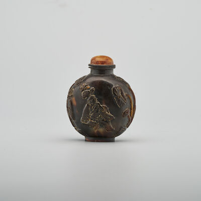 A TORTOISESHELL 'MONK' SNUFF BOTTLE Late Qing dynasty