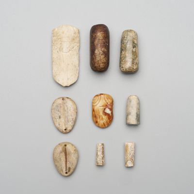 NINE GREYISH AND GREENISH JADE CARVINGS AND BEADS (9)