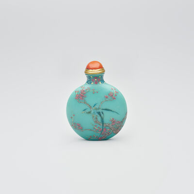 AN ENAMELLED TURQUOISE GLASS 'PARADISE FLYCATCHERS' SNUFF BOTTLE Guyuexuan mark, 1770-1820
