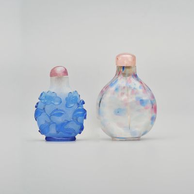 A BLUE OVERLAY GLASS 'FLOWERS' AND A BLUE AND PINK MOTTLED SANDWICH GLASS SNUFF BOTTLE The overlay 19th century, the sandwich glass 19th/20th century (2)