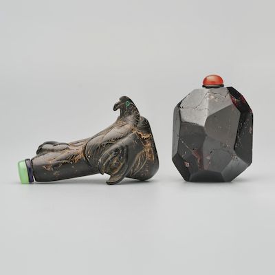 A FACETED QUARTZ AND A BLACK AMBER SNUFF BOTTLE 19th/20th century (2)