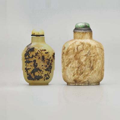 A YELLOW AND RUSSET JADE AND A MOTTLED JADE 'LANDSCAPE' SNUFF BOTTLE Qing Dynasty (2)