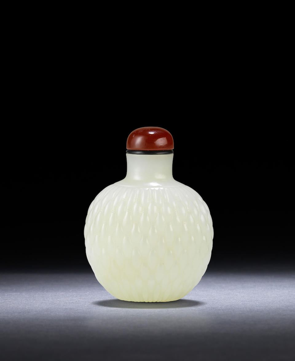 A white jade 'basketweave' snuff bottle Qianlong/Daoguang (2)