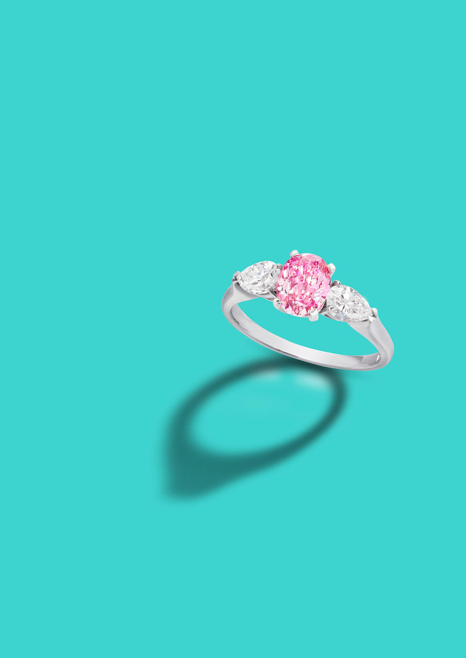 Bonhams : A fancy coloured diamond ring
