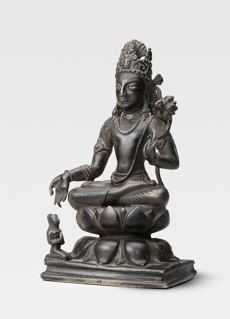 A SILVER INLAID COPPER ALLOY FIGURE OF AVALOKITESHVARA SWAT VALLEY, 6TH/7TH CENTURY