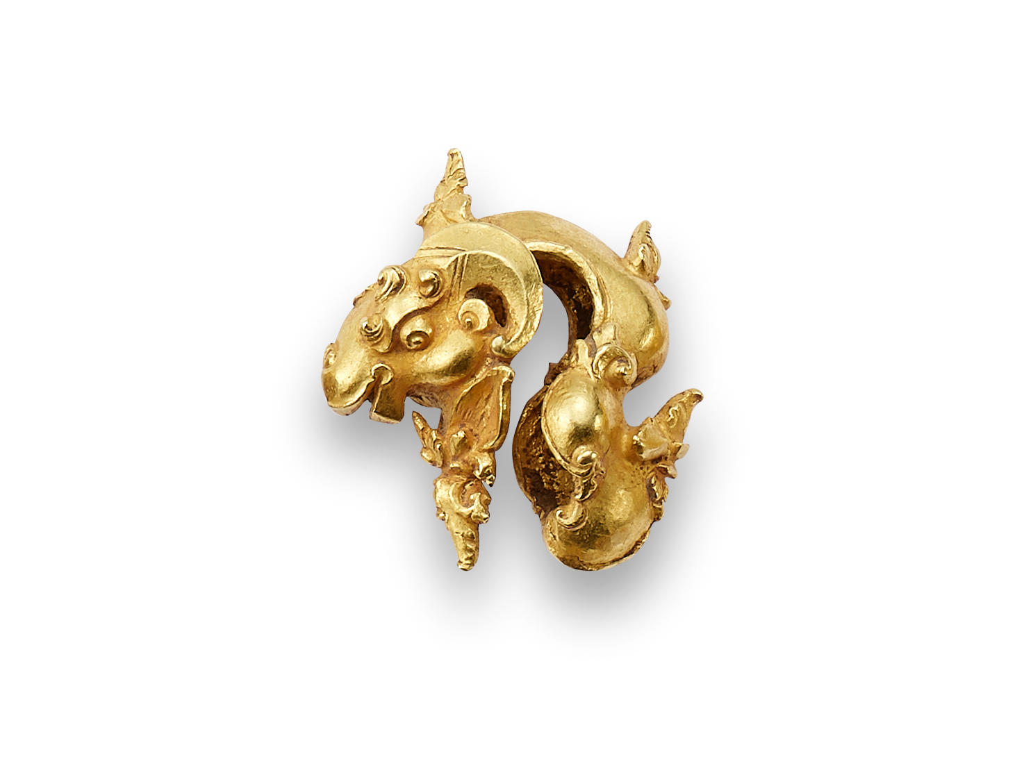 A JAVANESE GOLD RAM-FORM EARRING INDONESIA, 10TH-15TH CENTURY