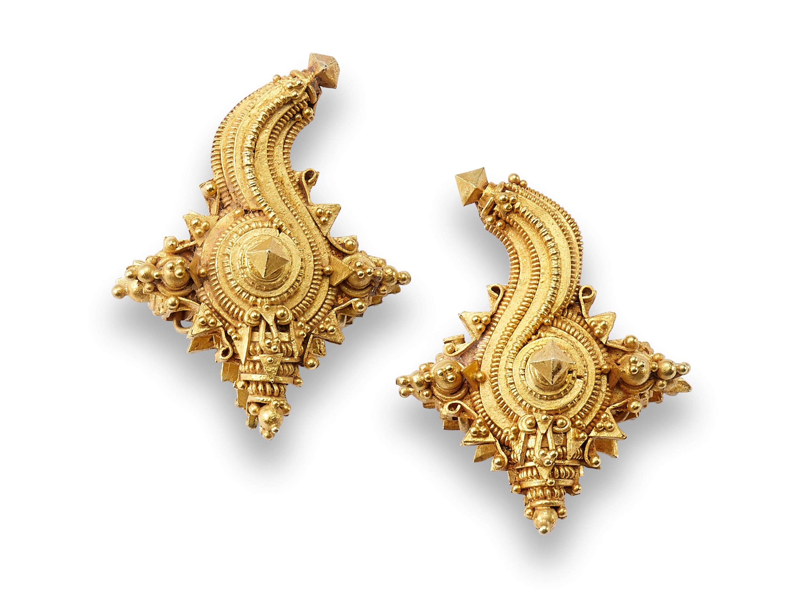 A PAIR OF CONCH-SHAPED GOLD FILIGREE EARRINGS JAVA, INDONESIA, 10TH-15TH CENTURY (2)