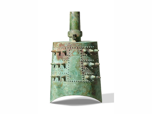 A rare and large archaic bronze ritual bell, yongzhong Early Western Zhou Dynasty (2)